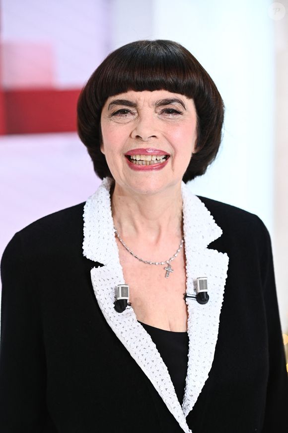 Exclusif - Mireille Mathieu - Enregistrement de l'émission Vivement dimanche au studio Gabriel, présentée par M. Drucker à Paris le 25 novembre 2022. L'émission sera diffusée sur France 3 le 4 décembre 2022.