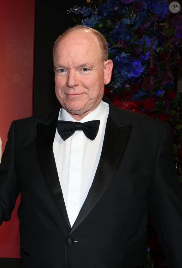 Le prince Albert II de Monaco - Soirée du Monaco E-Prix 2026 à l'hôtel de Paris à Monaco, le 17 mai 2026. Lors du dîner, Alejandro Agag, le fondateur et président de Formula E, a convié sur scène le prince Albert II de Monaco et la princesse Charlene pour remettre le prix du meilleur pilote du week-end. C'est le néerlandais, Nyck de Vries qui a reçu son trophée des mains du couple princier. © Claudia Albuquerque / Bestimage