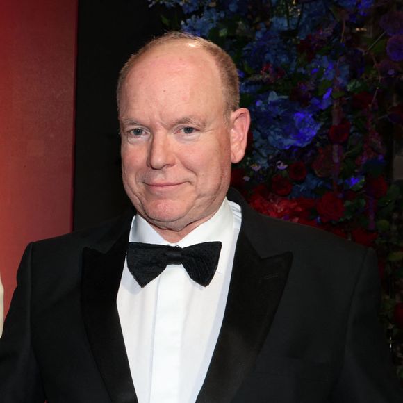 Le prince Albert II de Monaco - Soirée du Monaco E-Prix 2026 à l'hôtel de Paris à Monaco, le 17 mai 2026. Lors du dîner, Alejandro Agag, le fondateur et président de Formula E, a convié sur scène le prince Albert II de Monaco et la princesse Charlene pour remettre le prix du meilleur pilote du week-end. C'est le néerlandais, Nyck de Vries qui a reçu son trophée des mains du couple princier. © Claudia Albuquerque / Bestimage