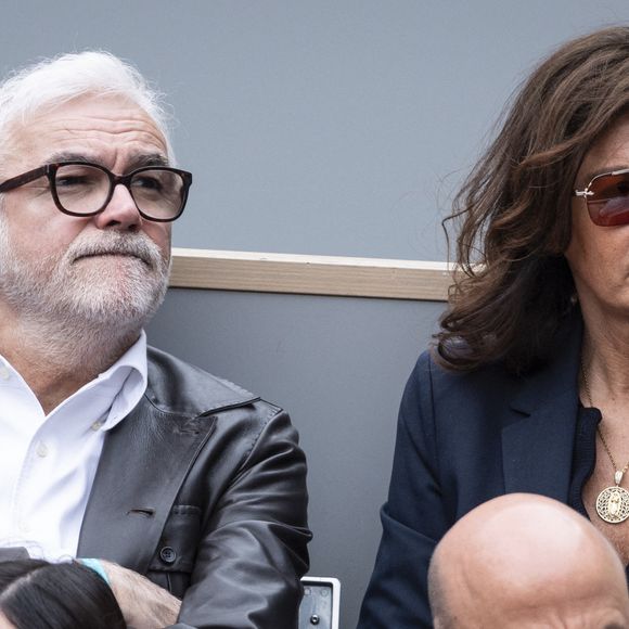 Pascal Praud et sa femme Catherine en tribunes lors des Internationaux de France de Tennis de Roland Garros 2025, à Paris, France, le 7 juin 2025. © Cyril Moreau/Bestimage
