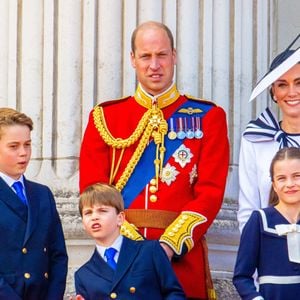 Le prince William de Galles, Catherine Princesse de Galles, le prince George, la princesse Charlotte, le prince Louis lors de leur apparition sur le balcon du palais de Buckingham pour assister au défilé aérien lors de la cérémonie Trooping the Colour 2024, marquant l'anniversaire officiel du monarque à Londres, le 15 juin 2024.