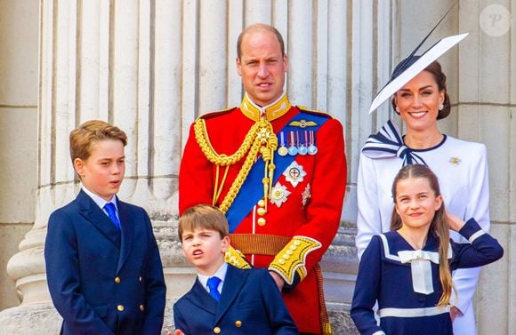 Le prince William de Galles, Catherine Princesse de Galles, le prince George, la princesse Charlotte, le prince Louis lors de leur apparition sur le balcon du palais de Buckingham pour assister au défilé aérien lors de la cérémonie Trooping the Colour 2024, marquant l'anniversaire officiel du monarque à Londres, le 15 juin 2024.