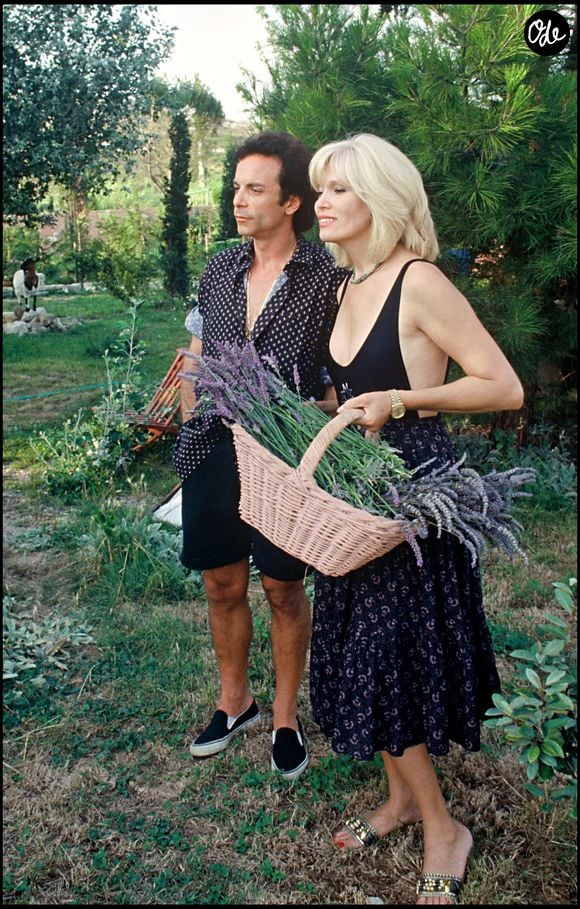 Archives — Amanda Lear dans sa villa de Saint-Rémy-de-Provence avec son mari Alain-Philippe Malagnac.