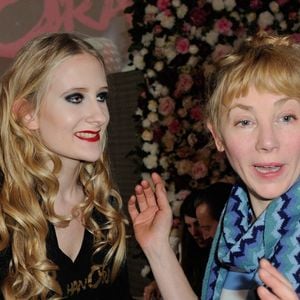 Sans ses deux parents, Louise Depardieu peut compter sur le soutien des siens et de sa tante, Julie Depardieu, dont elle est restée proche...

Louise Depardieu et Julie Depardieu assistent au defile Haute couture en faveur de l'association Meghanora au salon des miroirs a Paris, France le 20 fevrier 2016. Photo Alban Wyters/Abaca