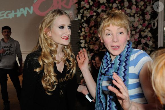 Sans ses deux parents, Louise Depardieu peut compter sur le soutien des siens et de sa tante, Julie Depardieu, dont elle est restée proche...

Louise Depardieu et Julie Depardieu assistent au defile Haute couture en faveur de l'association Meghanora au salon des miroirs a Paris, France le 20 fevrier 2016. Photo Alban Wyters/Abaca