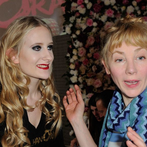 Sans ses deux parents, Louise Depardieu peut compter sur le soutien des siens et de sa tante, Julie Depardieu, dont elle est restée proche...

Louise Depardieu et Julie Depardieu assistent au defile Haute couture en faveur de l'association Meghanora au salon des miroirs a Paris, France le 20 fevrier 2016. Photo Alban Wyters/Abaca