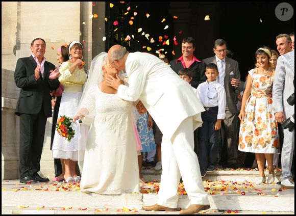 Mimie Mathy souligne que leur histoire est faite autant de joies que d’épreuves, mais que la main de son mari reste son plus précieux repère.

Archive - Mariage de MIMIE MATHY et BENOIST GERARD en la mairie de Neuilly Sur Seine. © Guillaume Gaffiot / Bestimage