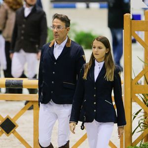 Lola Courbet, la fille de l'animateur Julien Courbet, en reconnaissance avec son père au jumping international de Bordeaux pour l'épreuve partenaire le 5 février 2016.

© Thibaud Moritz/Quentin Salinier/Bestimage