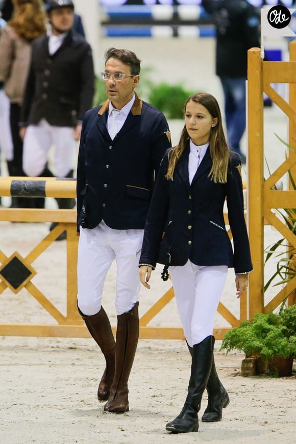 Lola Courbet, la fille de l'animateur Julien Courbet, en reconnaissance avec son père au jumping international de Bordeaux pour l'épreuve partenaire le 5 février 2016.

© Thibaud Moritz/Quentin Salinier/Bestimage