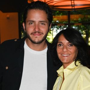 Alexandre Kominek ne manque pas de répartie, surtout lorsqu'il se fait attaquer sur les réseaux sociaux. 

Exclusif - Florence Foresti et son nouveau compagnon l'humoriste Suisse, Alexandre Kominek - People à la 100ème du spectacle de Vincent Dedienne "Un soir de gala" aux théâtre Marigny à Paris. © Coadic Guirec/Bestimage