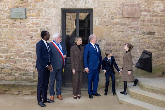 Hervé Van Praag, maire de Plévenon, La princesse Charlène de Monaco, Le prince Albert II de Monaco, La princesse Gabriella de Monaco, comtesse de Carladès, Le prince Jacques de Monaco, marquis des Baux lors d'une visite au Fort la Latte, Château de La Roche Goyon à Plévenon le 9 avril 2025. Le donjon fut érigé vers 1350 par Etienne III de Goyon, seigneur de Matignon

© Olivier Huitel / Pool / Bestimage