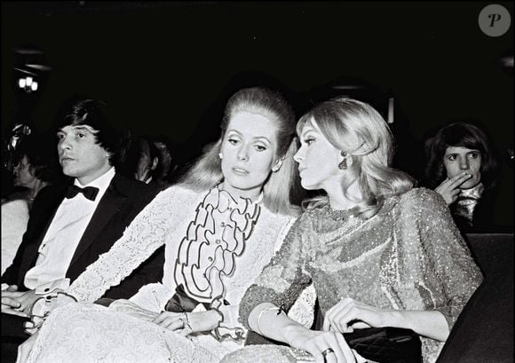 Catherine Deneuve confie penser à elle chaque jour et chaque soir.


Catherine Deneuve, Jacques Perrin et Françoise Dorléac lors de l'avant-première du film Les Demoiselles de Rochefort en 1967 à Paris
Bestimage