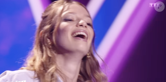 "Partir d’une expérience qui pouvait m’apporter tant de choses était un choix énorme, mais je suis fière de l'avoir fait. Ma santé mentale était plus importante."

Alice dans l'émission "The Voice" TF1