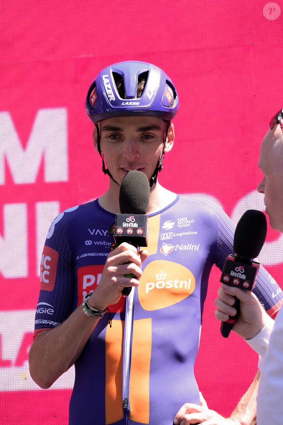 Le cycliste de 34 ans dispute en effet la dernière course de sa carrière au Critérium du Dauphiné ce dimanche 15 juin 2025.

Romain Bardet lors de l'étape 21 - Rome-Rome, Giro d'Italia à Rome, Italie, 01 juin 2025 © IPA Sport/ABACA