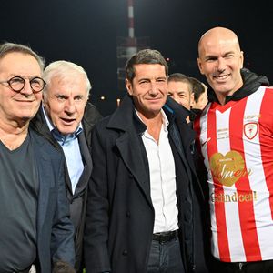 Alain Pedretti, l'ancien président de l'A.S. Cannes, Luis Fernandez, David Lisanrd, le maire de Cannes, et Zinedine Zidane durant la première édition du « match des légendes » opposant l'équipe des Légendes, les anciens de Cannes, à l'équipe des Etoiles avec pour capitaine Didier Deschamps, au stade Pierre de Coubertin à Cannes, le 30 octobre 2025. Les Légendes cannoises, coachées par Luis Fernandez et supportées par Zinedine Zidane qui portait les couleurs cannoises, mais qui n'a pas joué, ont remporté le match 3 à 2. Tous les bénéfices de la soirée seront reversés aux associations les Etoiles de l'Espoir, à l'association Adrien et à l'association Clin d'Oeil, qui oeuvrent pour les plus démunis et la jeunesse. © Bruno Bebert / Dominique Jacovides / Bestimage