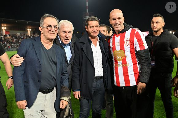 Alain Pedretti, l'ancien président de l'A.S. Cannes, Luis Fernandez, David Lisanrd, le maire de Cannes, et Zinedine Zidane durant la première édition du « match des légendes » opposant l'équipe des Légendes, les anciens de Cannes, à l'équipe des Etoiles avec pour capitaine Didier Deschamps, au stade Pierre de Coubertin à Cannes, le 30 octobre 2025. Les Légendes cannoises, coachées par Luis Fernandez et supportées par Zinedine Zidane qui portait les couleurs cannoises, mais qui n'a pas joué, ont remporté le match 3 à 2. Tous les bénéfices de la soirée seront reversés aux associations les Etoiles de l'Espoir, à l'association Adrien et à l'association Clin d'Oeil, qui oeuvrent pour les plus démunis et la jeunesse. © Bruno Bebert / Dominique Jacovides / Bestimage