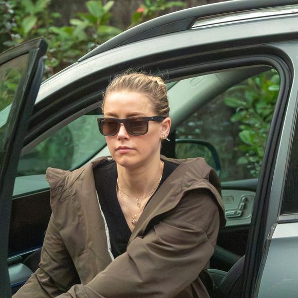 Amber Heard à la sortie d'une voiture à Madrid. Photo par 305SCHOCK / Bestimage