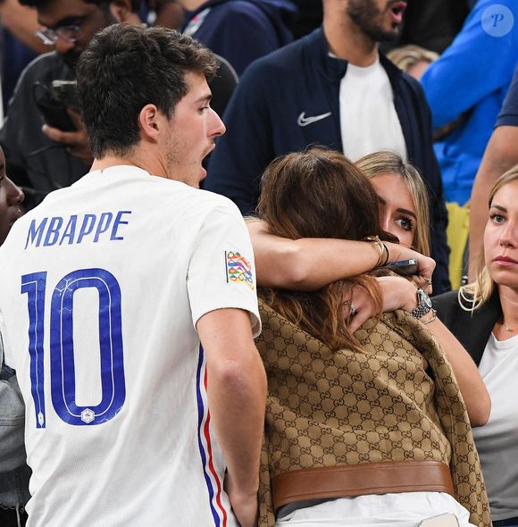Claude Deschamps, Dylan Deschamps - Mathilde Cappelaere dans les tribunes du match "France - Argentine (3-3 - tab 2-4)" en finale de la Coupe du Monde 2022 au Qatar, le 18 décembre 2022. © Philippe Perusseau / Bestimage