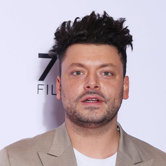 Le 25 mai 2026, il a partagé sur Instagram son coup de cœur pour l'établissement éphémère "Le Cinquante".

Kev Adams - Première du film "L'infiltrée" au cinéma Pathé Palace de Paris le 2 février 2026. © Denis Guignebourg/Bestimage