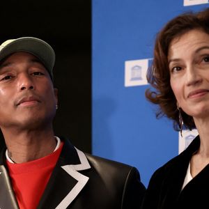 Pharrell Williams et Audrey Azoulay - Le rappeur, producteur et créateur de mode américain Pharrell Williams reçoit un diplôme de la directrice générale de l'UNESCO A.Azoulay en tant qu'Ambassadeur de bonne volonté de l'UNESCO pour les arts, l'éducation et l'entreprenariat, au siège de l'UNESCO, à Paris, le 17 décembre 2024. 
© Stéphane Lemouton / Bestimage