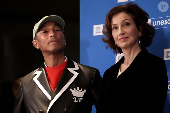 Pharrell Williams et Audrey Azoulay - Le rappeur, producteur et créateur de mode américain Pharrell Williams reçoit un diplôme de la directrice générale de l'UNESCO A.Azoulay en tant qu'Ambassadeur de bonne volonté de l'UNESCO pour les arts, l'éducation et l'entreprenariat, au siège de l'UNESCO, à Paris, le 17 décembre 2024. 
© Stéphane Lemouton / Bestimage