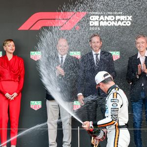 Charlene de Monaco est d'ailleurs apparue radieuse, aux côtés du vainqueur de cette 82e édition. Comme son époux, elle a assisté à la remise des prix.

Zak Brown, Lando Norris, Oscar Piastri, Michel Boeri, la princesse Charlene de Monaco, le prince Albert II de Monaco, Pierre Casiraghi et Bernard Arnault lors du Grand Prix de Formule 1 (F1) de Monaco, le 25 mai 2025. © Claudia Albuquerque/Bestimage