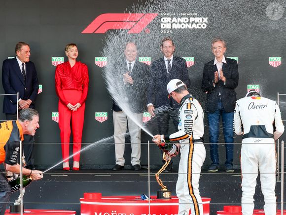 Charlene de Monaco est d'ailleurs apparue radieuse, aux côtés du vainqueur de cette 82e édition. Comme son époux, elle a assisté à la remise des prix.

Zak Brown, Lando Norris, Oscar Piastri, Michel Boeri, la princesse Charlene de Monaco, le prince Albert II de Monaco, Pierre Casiraghi et Bernard Arnault lors du Grand Prix de Formule 1 (F1) de Monaco, le 25 mai 2025. © Claudia Albuquerque/Bestimage