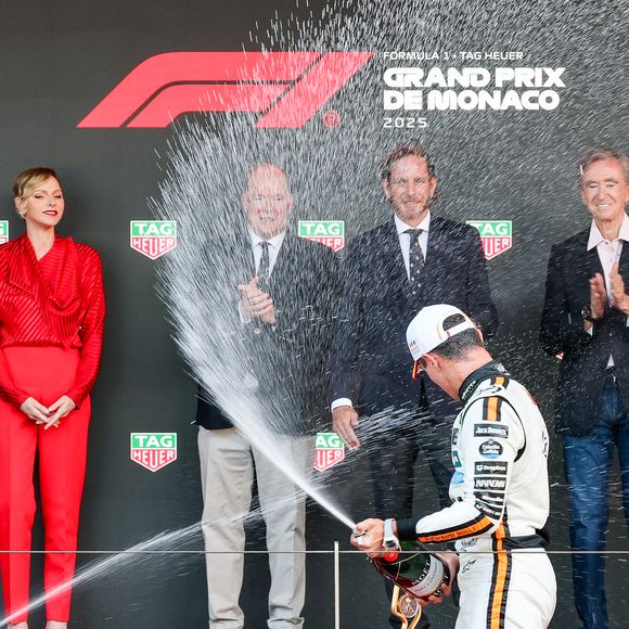 Charlene de Monaco est d'ailleurs apparue radieuse, aux côtés du vainqueur de cette 82e édition. Comme son époux, elle a assisté à la remise des prix.

Zak Brown, Lando Norris, Oscar Piastri, Michel Boeri, la princesse Charlene de Monaco, le prince Albert II de Monaco, Pierre Casiraghi et Bernard Arnault lors du Grand Prix de Formule 1 (F1) de Monaco, le 25 mai 2025. © Claudia Albuquerque/Bestimage