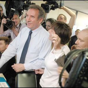 Un âge qu'il expliquait à Karine Le Marchand dans "Une ambition intime" 
François Bayrou et sa femme Elisabeth au bureau de vote de Pau