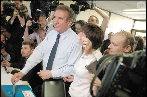 Un âge qu'il expliquait à Karine Le Marchand dans "Une ambition intime" 
François Bayrou et sa femme Elisabeth au bureau de vote de Pau