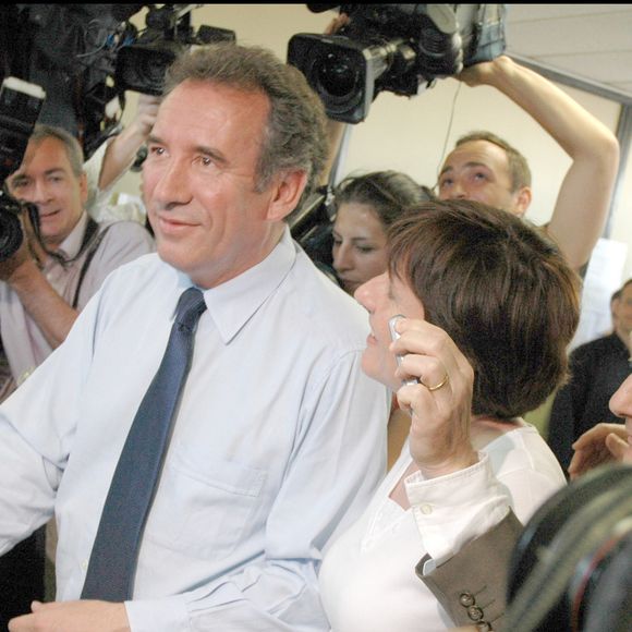 Un âge qu'il expliquait à Karine Le Marchand dans "Une ambition intime" 
François Bayrou et sa femme Elisabeth au bureau de vote de Pau