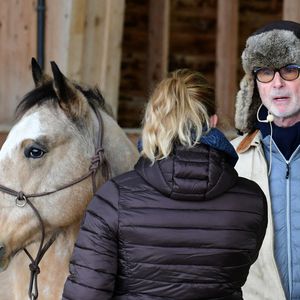 Le comédien entretient une véritable relation avec les chevaux, dont il cherche à comprendre le comportement et les besoins.

Thierry Lhermitte anime un atelier d'équithérapie et d'étologie à la maison Hope à Saint-Cergues en Haute Savoie le samedi 24 janvier 2026. © Romain Doucelin/Bestimage