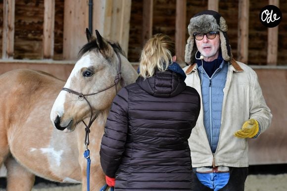 Le comédien entretient une véritable relation avec les chevaux, dont il cherche à comprendre le comportement et les besoins.

Thierry Lhermitte anime un atelier d'équithérapie et d'étologie à la maison Hope à Saint-Cergues en Haute Savoie le samedi 24 janvier 2026. © Romain Doucelin/Bestimage