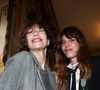 "Happy birthday Maman", écrit Lou Doillon. "Il n’y a plus Maman, on ne s’y fait pas, mais des Jane Birkin, il y en a beaucoup dans les cœurs, et j’aime penser qu’il y en aura toujours, et ça aussi, ça me plaît."

Jane Birkin et sa fille Lou Doillon, à Paris, le 10 avril 2013 - Remise de la médaille de Chevalier de l'Ordre des Arts et des Lettres par la Ministre de la Culture et de la Communication, au Ministère de la Culture. DOMINIQUE JACOVIDES / BESTIMAGE