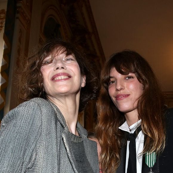 "Happy birthday Maman", écrit Lou Doillon. "Il n’y a plus Maman, on ne s’y fait pas, mais des Jane Birkin, il y en a beaucoup dans les cœurs, et j’aime penser qu’il y en aura toujours, et ça aussi, ça me plaît."

Jane Birkin et sa fille Lou Doillon, à Paris, le 10 avril 2013 - Remise de la médaille de Chevalier de l'Ordre des Arts et des Lettres par la Ministre de la Culture et de la Communication, au Ministère de la Culture. DOMINIQUE JACOVIDES / BESTIMAGE