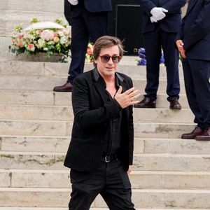 Thomas Dutronc, la main sur le coeur en guise de remerciement envers la foule d'admirateurs venue nombreuse pour rendre un dernier hommage à sa mère - Sortie des obsèques de l'auteure-compositrice-interprète et actrice française Françoise Hardy au crématorium du cimetière du Père-Lachaise à Paris, France, le 20 juin 2024. © Jacovides-Moreau/Bestimage