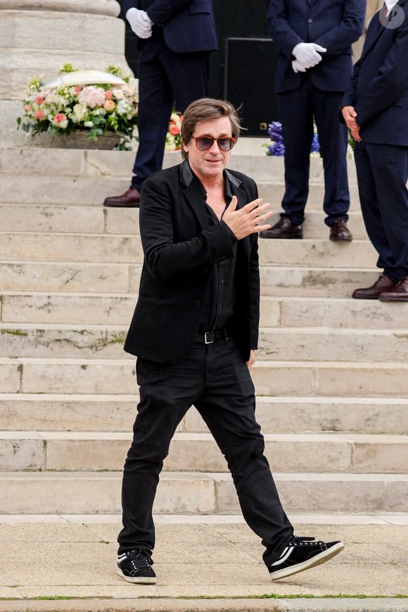 Thomas Dutronc, la main sur le coeur en guise de remerciement envers la foule d'admirateurs venue nombreuse pour rendre un dernier hommage à sa mère - Sortie des obsèques de l'auteure-compositrice-interprète et actrice française Françoise Hardy au crématorium du cimetière du Père-Lachaise à Paris, France, le 20 juin 2024. © Jacovides-Moreau/Bestimage