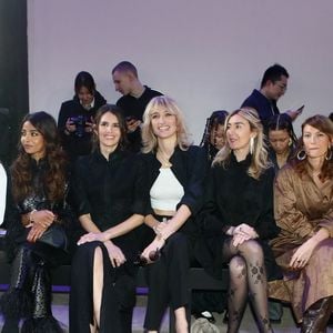Mitty Hazanavicius et sa mère Axelle Laffont, guest, Louise Monot, Pauline Lefèvre, Anais Aidoud, Aurélie Saada, Joséphine Drai - People au du défilé de mode Femmes prêt-à-porter automne-hiver 2024/2025 "Shiatzy Chen" lors de la fashion week de Paris. Le 4 mars 2024
© Christophe Clovis / Bestimage