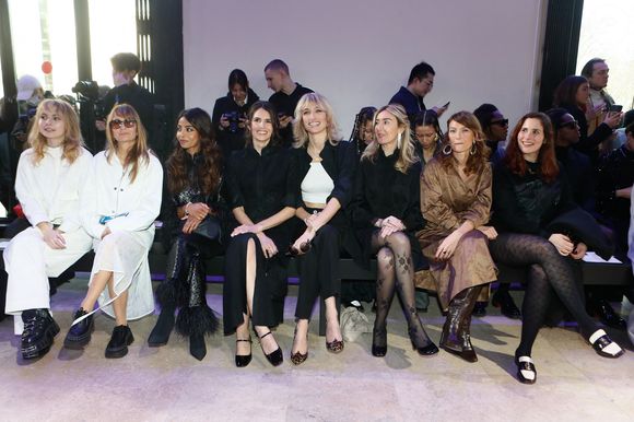 Mitty Hazanavicius et sa mère Axelle Laffont, guest, Louise Monot, Pauline Lefèvre, Anais Aidoud, Aurélie Saada, Joséphine Drai - People au du défilé de mode Femmes prêt-à-porter automne-hiver 2024/2025 "Shiatzy Chen" lors de la fashion week de Paris. Le 4 mars 2024
© Christophe Clovis / Bestimage