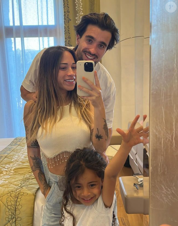 "Cameron - 05/04/2025 - 12h08", a-t-elle présenté son fils, toujours sur Instagram, à travers deux superbes photos d'elle à la maternité entourée de son petit être bien sûr mais aussi de son compagnon Maxence Moncassin.

Cécilia, ancienne candidate de "Koh-Lanta", en couple et maman d'une petite fille prénommée Sway.
