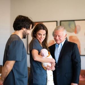 Carnet rose pour la famille royale de Jordanie ! La reine Rania a annoncé avec émotion la naissance de sa petite-fille...

Instagram @queenrania