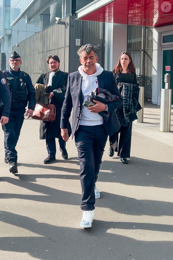 Stéphane Plaza en larmes à la sortie de son procès après avoir été reconnu coupable de "violences habituelles par concubin" et condamné à 12 mois de prison avec sursis, à Paris, France, le 18 février 2025. © Yehiel Chekroune/Bestimage