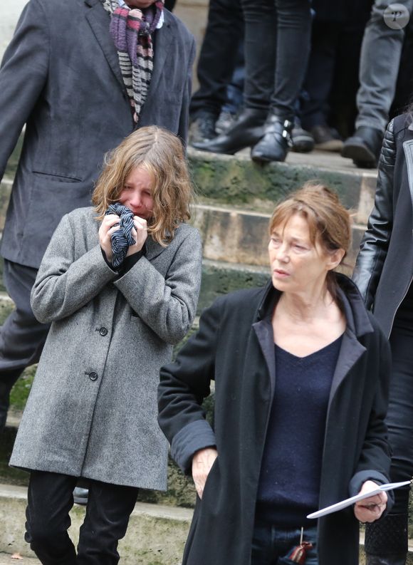 Jane Birkin et son petit-fils Marlowe (Fils de Lou Doillon) - Sortie des obseques de Kate Barry en l'eglise Saint-Roch a Paris. Le 19 decembre 2013. ©JACOVIDES-MOREAU / BESTIMAGE