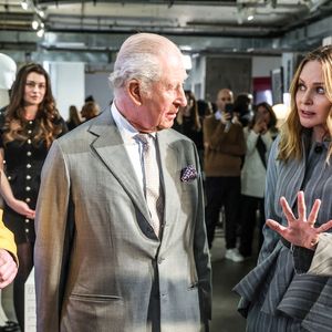 Le roi Charles III d'Angleterre, accompagné de Stella McCartney, visite une exposition célébrant l'innovation britannique durable lors de la Fashion Week à Londres, quelques heures après l'arrestation de son frère, A.Mountbatten-Windsor, le 19 février 2026.
PA Photo/ Bestimage