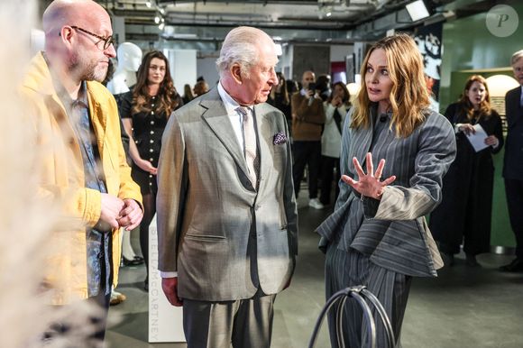 Le roi Charles III d'Angleterre, accompagné de Stella McCartney, visite une exposition célébrant l'innovation britannique durable lors de la Fashion Week à Londres, quelques heures après l'arrestation de son frère, A.Mountbatten-Windsor, le 19 février 2026.
PA Photo/ Bestimage