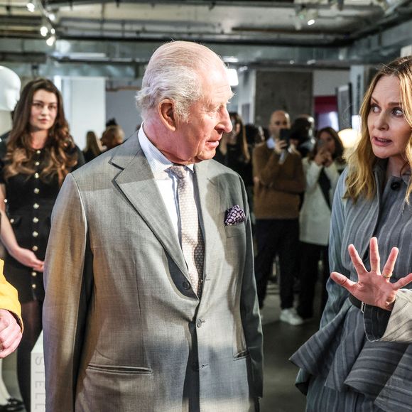 Le roi Charles III d'Angleterre, accompagné de Stella McCartney, visite une exposition célébrant l'innovation britannique durable lors de la Fashion Week à Londres, quelques heures après l'arrestation de son frère, A.Mountbatten-Windsor, le 19 février 2026.
PA Photo/ Bestimage