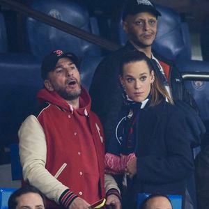 Michaël Youn et Constance Gay - Célébrités assistent au 1/8e de finale aller de la Ligue des champions 2024-25 entre le PSG contre Liverpool (0-1) au Parc des Princes à Paris le 5 mars 2025. © Cyril Moreau/Bestimage