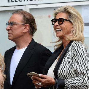 Caroline Margeridon et son compagnon, Candice Patou - Mariage de Claude Lelouch à la mairie du 18ème à Paris. Le 17 juin 2023. © Agence / Bestimage