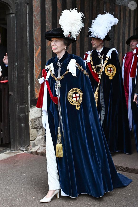 La princesse Anne entourée d'autres membres de la famille royale britannique lors de la cérémonie annuelle de l'Ordre de la Jarretière à la chapelle Saint-Georges, au château de Windsor, au Royaume-Uni, le 16 juin 2025. © Backgrid/Bestimage