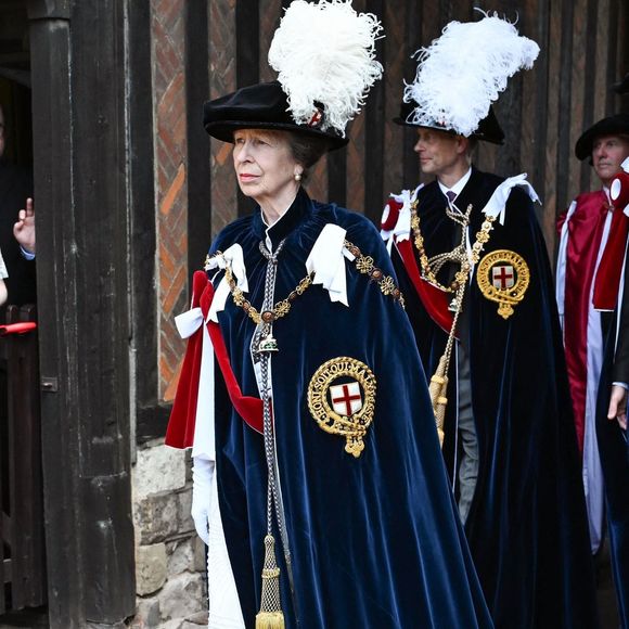 La princesse Anne entourée d'autres membres de la famille royale britannique lors de la cérémonie annuelle de l'Ordre de la Jarretière à la chapelle Saint-Georges, au château de Windsor, au Royaume-Uni, le 16 juin 2025. © Backgrid/Bestimage